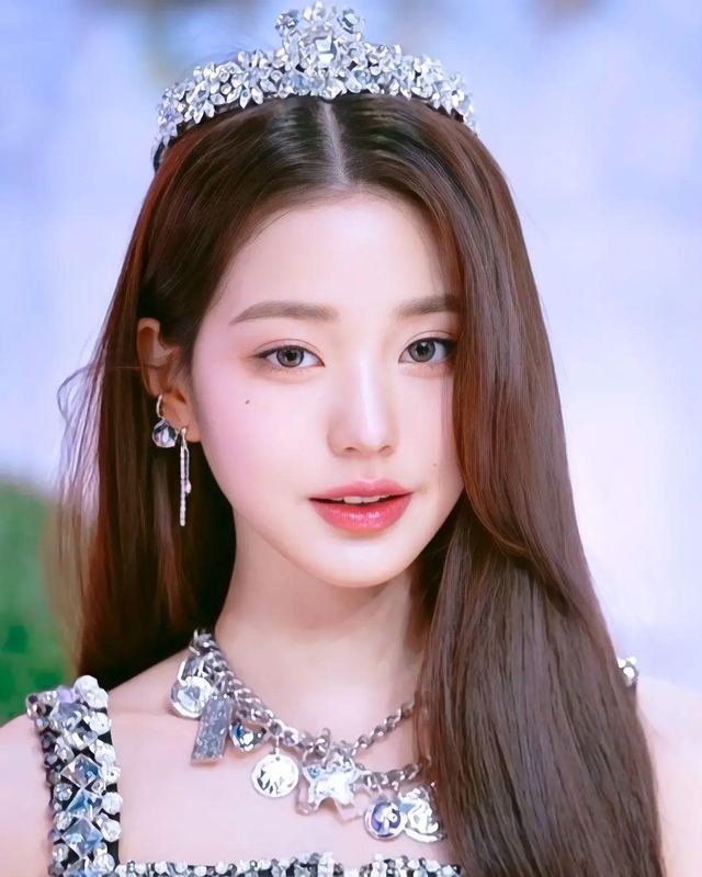 K-pop idol portrait preview